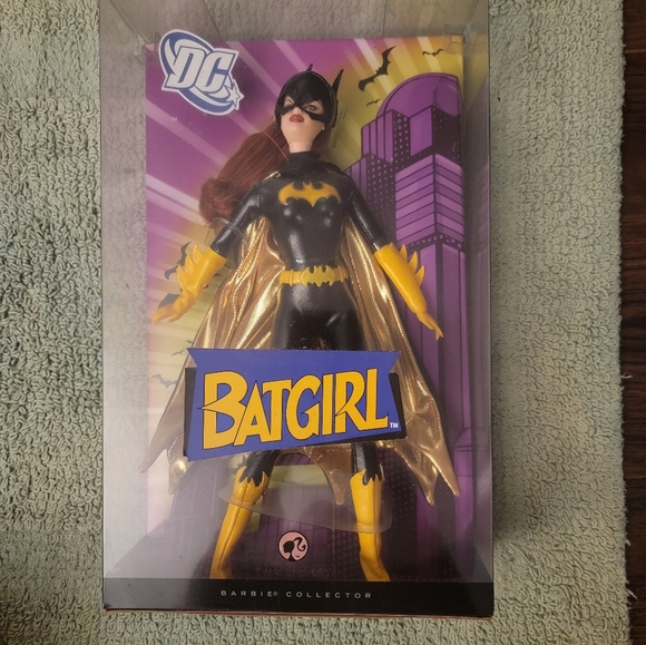 Batgirl Barbie collectable - Picture 3 of 5